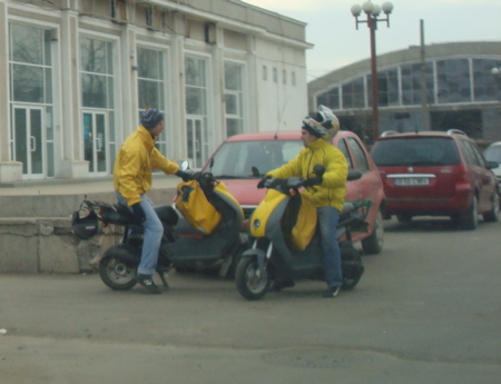 curieri pe moped sau pe scutere
